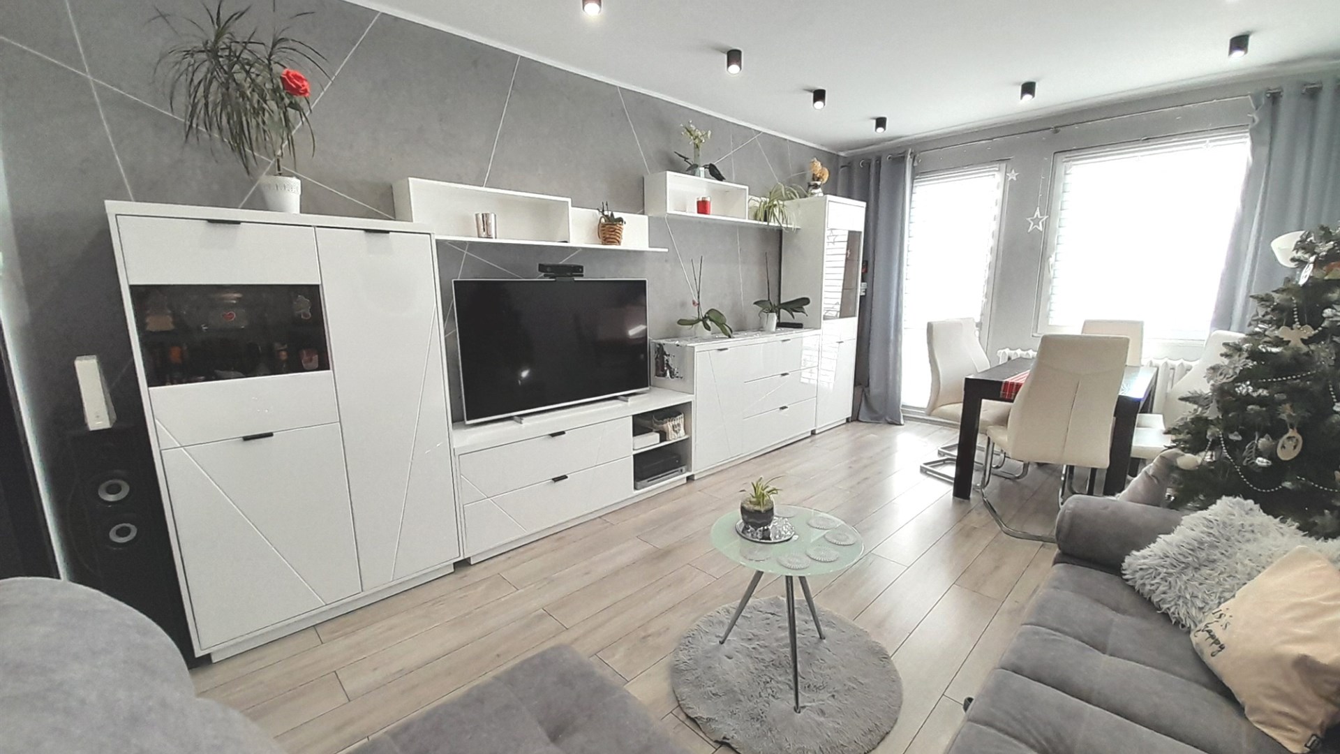 3 Pokoje z balkonem w wieżowcu