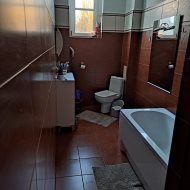 Duże mieszkanie z kominkiem i miejskim ogrzewaniem