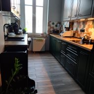 Duże mieszkanie z kominkiem i miejskim ogrzewaniem