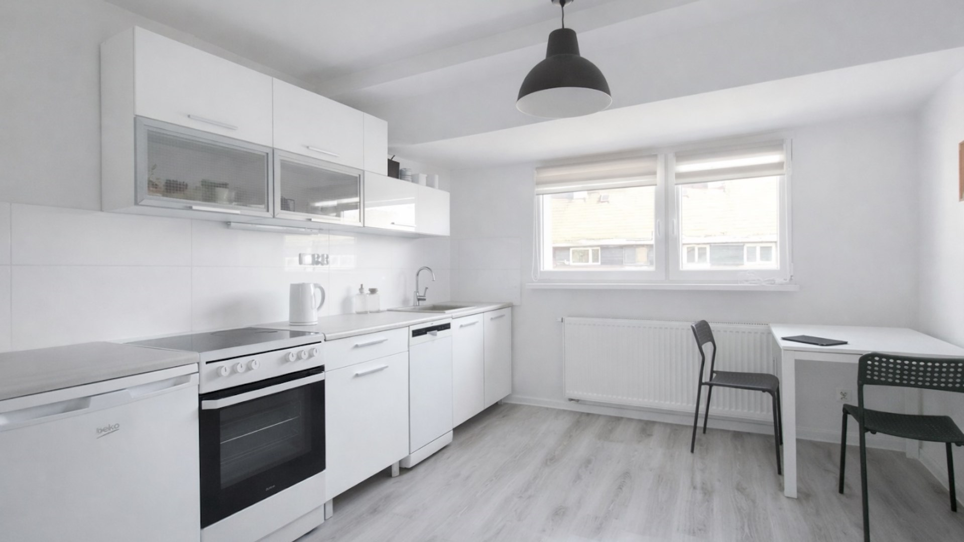 1-pokój i bardzo duża kuchnia