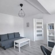 1-pokój i bardzo duża kuchnia