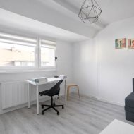 1-pokój i bardzo duża kuchnia