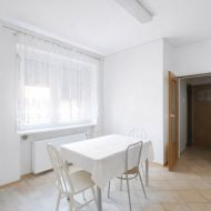 1-pokój z bardzo dużą kuchnią