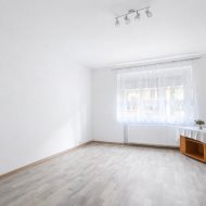 1-pokój z bardzo dużą kuchnią