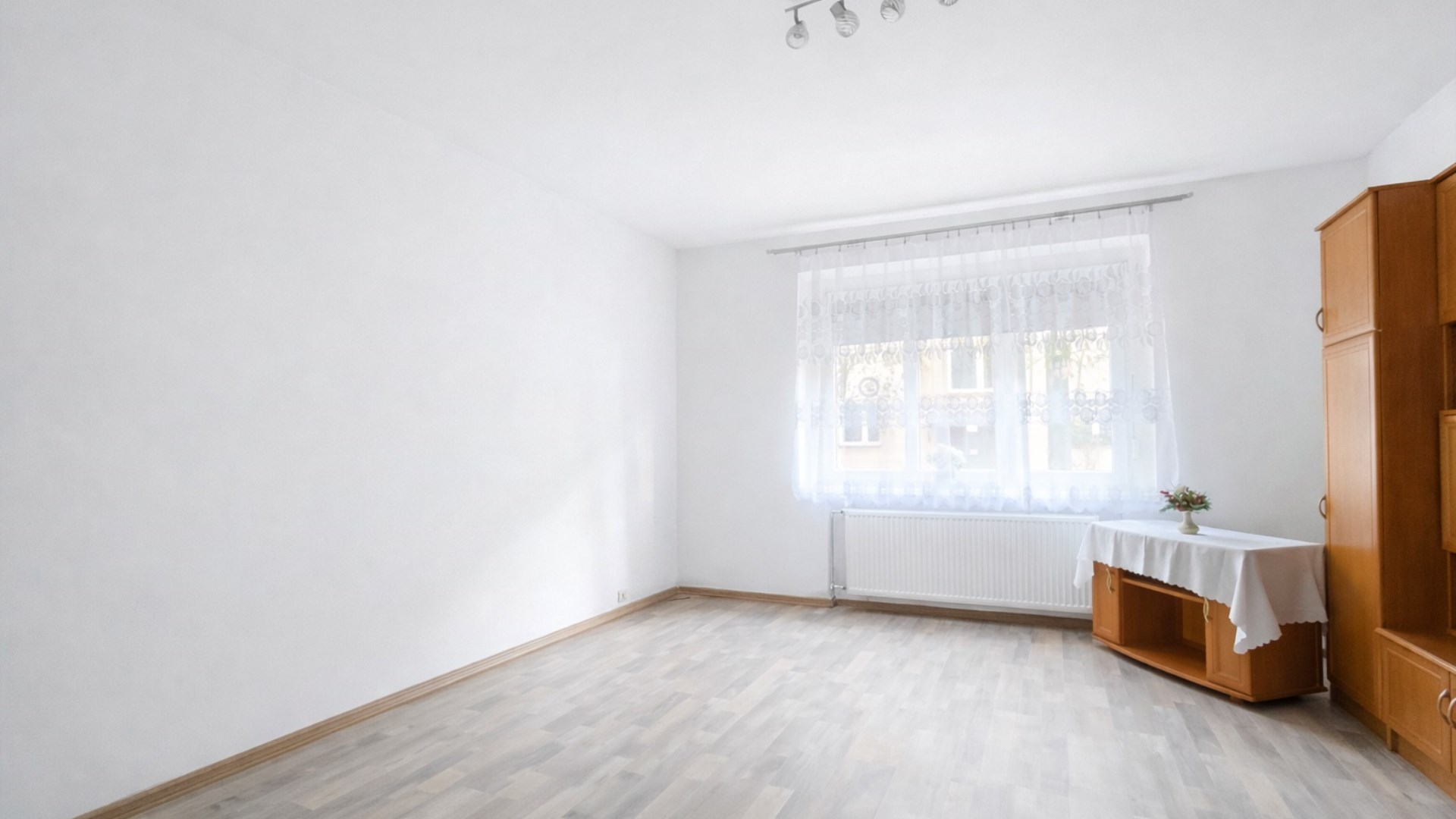 1-pokój z bardzo dużą kuchnią